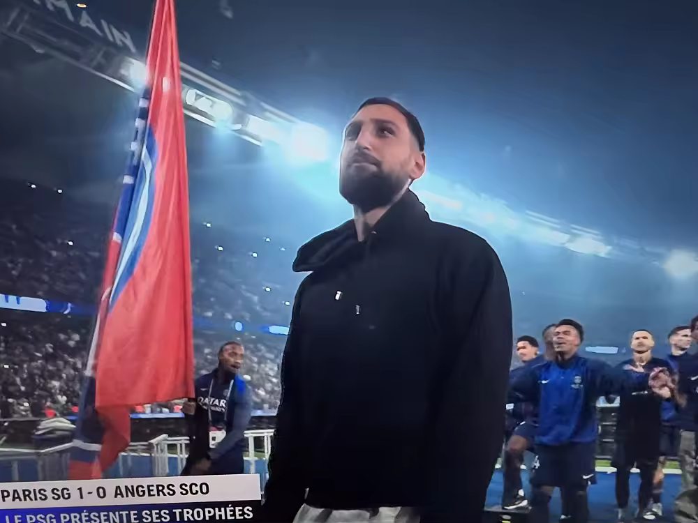 欧洲杯直播-分手应该体面!多纳鲁马在巴黎vs昂热赛后向主场球迷告别